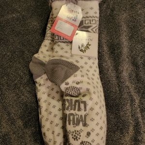 NWT MUL LUKS SLIPPER SOCKS